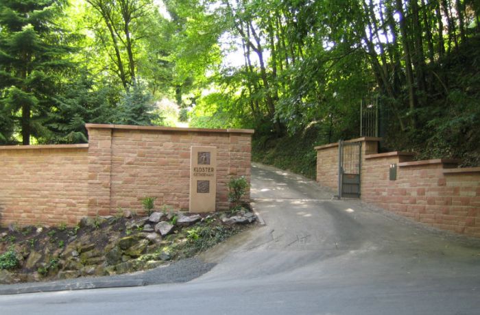 Am Tor zum Kloster