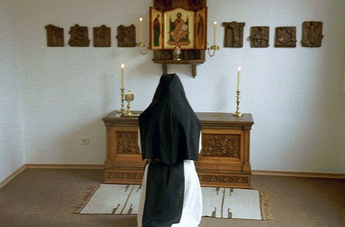 Schwester beim persönlichen Gebet