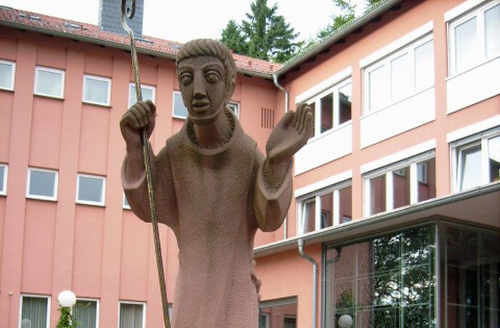 Statue des heiligen Bernhard im Klosterhof